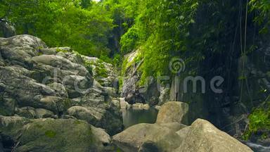 热带森林中的山河.. <strong>山林</strong>中的大石头。 野生<strong>自然</strong>景观。